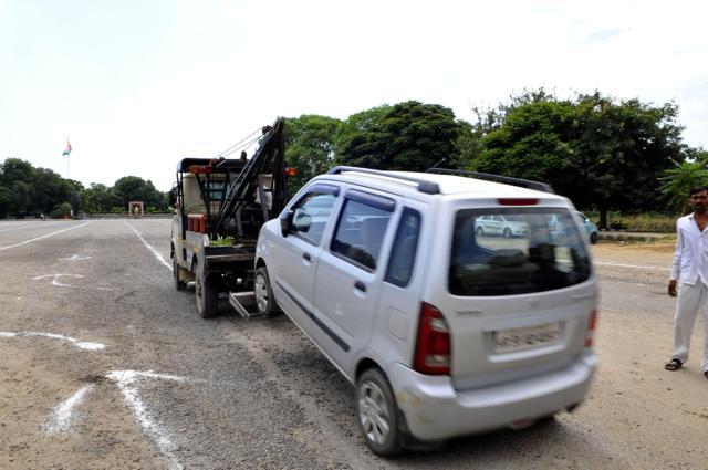 A car being towed away in Gurgaon on Car-Free Day. (Abhinav Saha/HT photo) A car being towed away in Gurgaon on Car-Free Day. (Abhinav Saha/HT photo)