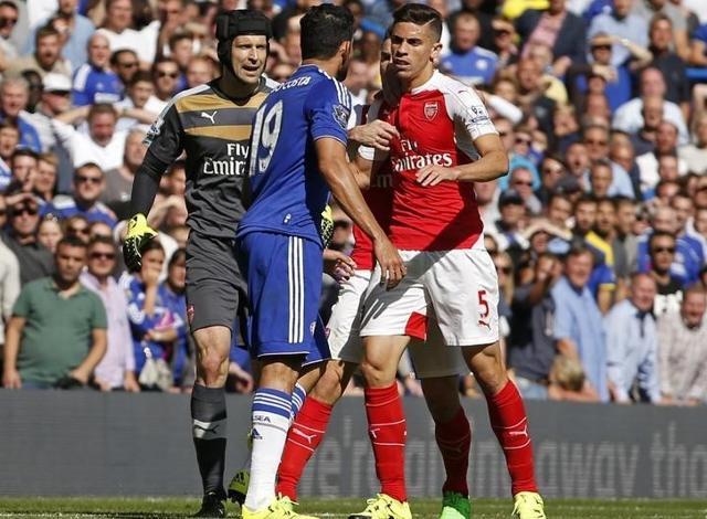 Chelsea's Diego Costa, left, clashes with Arsenal's Gabriel Paulista (No. 5) during their EPL match at Stamford Bridge, London, on September 19, 2015. (Reuters Photo)