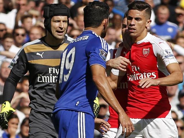 Chelsea's Diego Costa clashes with Arsenal's Gabriel Paulista as Arsenal keeper Petr Cech tries to intervene, during their EPL match at Stamford Bridge, London, on September 19, 2015. (REUTERS Photo) Chelsea's Diego Costa clashes with Arsenal's Gabriel Paulista as Arsenal keeper Petr Cech tries to intervene, during their EPL match at Stamford Bridge, London, on September 19, 2015. (REUTERS Photo)