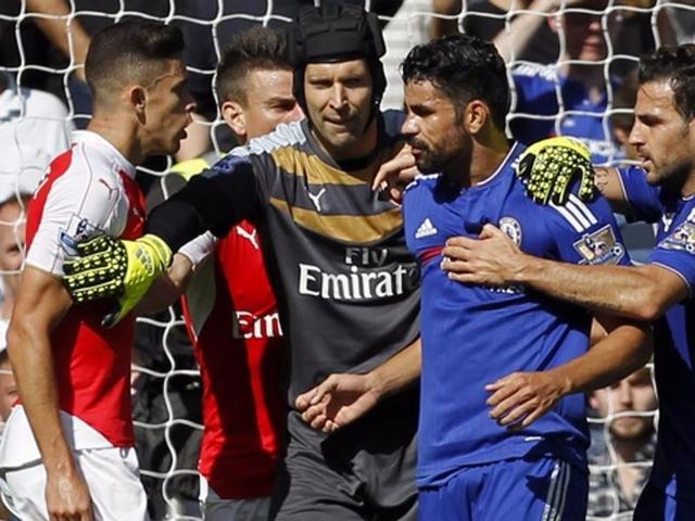 Arsenal's Brazilian defender Gabriel Paulista, left, and Chelsea's Brazilian-born Spanish striker Diego Costa, second from right, are separated by Arsenal's Czech goalkeeper Petr Cech, centre, in a clash during the English Premier League match at Stamford Bridge, London, on September 19, 2015. (AFP Photo) Arsenal's Brazilian defender Gabriel Paulista, left, and Chelsea's Brazilian-born Spanish striker Diego Costa, second from right, are separated by Arsenal's Czech goalkeeper Petr Cech, centre, in a clash during the English Premier League match at Stamford Bridge, London, on September 19, 2015. (AFP Photo)