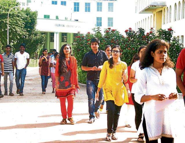 Of the 18,000 candidates who applied for DMAT 2015, over 9,000 appeared across 87 centres in eight states. ((Bidesh Manna/HT file photo))