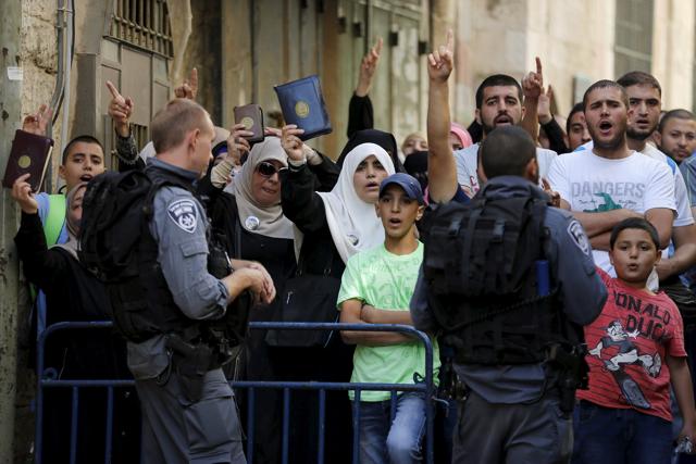 Israeli policemen prevent Palestinian women from entering the compound which houses al-Aqsa mosque, known by Muslims as the Noble Sanctuary and by Jews as the Temple Mount, in Jerusalem's Old City. (Reuters Photo) Israeli policemen prevent Palestinian women from entering the compound which houses al-Aqsa mosque, known by Muslims as the Noble Sanctuary and by Jews as the Temple Mount, in Jerusalem's Old City. (Reuters Photo)