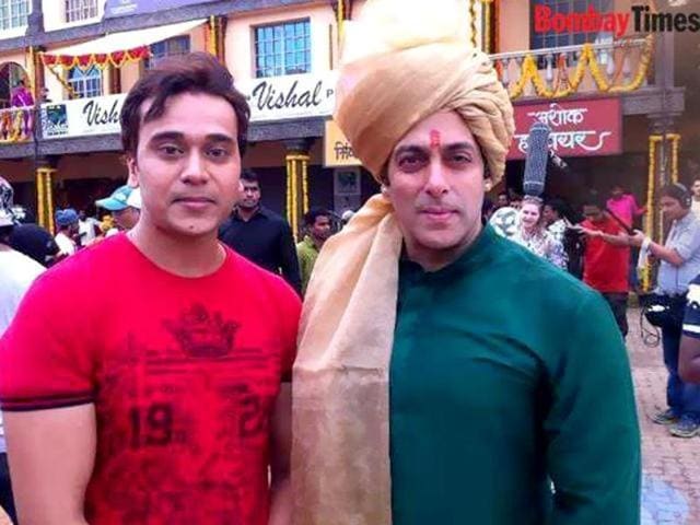 Salman Khan dons a royal look on the sets of Prem Ratan Dhan Payo. Salman Khan dons a royal look on the sets of Prem Ratan Dhan Payo.