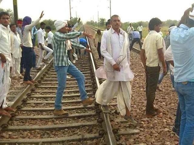 Members of Gujjar community had blocked railway tracks in Bharatpur Rajasthan as part of the quota agitation. (HT Photo) Members of Gujjar community had blocked railway tracks in Bharatpur Rajasthan as part of the quota agitation. (HT Photo)