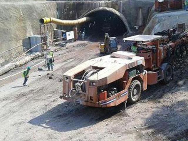 The kin of Hirday Ram, who hails from Mandi, on Wednesday gathered at the tunnel site and lodged their protest over suspension of the rescue work. (HT Photo) The kin of Hirday Ram, who hails from Mandi, on Wednesday gathered at the tunnel site and lodged their protest over suspension of the rescue work. (HT Photo)