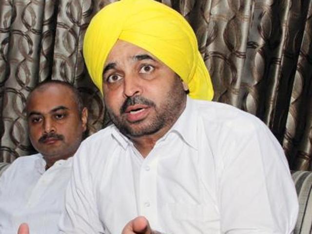“We do not have the experience of looting the people of Punjab and nor do we know the drug trade,” Mann said while addressing a rally. (HT Photo) “We do not have the experience of looting the people of Punjab and nor do we know the drug trade,” Mann said while addressing a rally. (HT Photo)