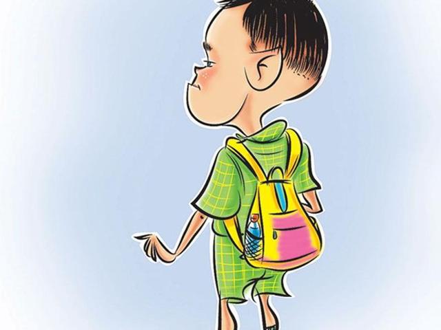 A report observed the average weight of bags is about 30% of the weight of students, the water bottle and tiffins occupy huge spaces, especially in urban cities like Mumbai. (HT Photo) A report observed the average weight of bags is about 30% of the weight of students, the water bottle and tiffins occupy huge spaces, especially in urban cities like Mumbai. (HT Photo)
