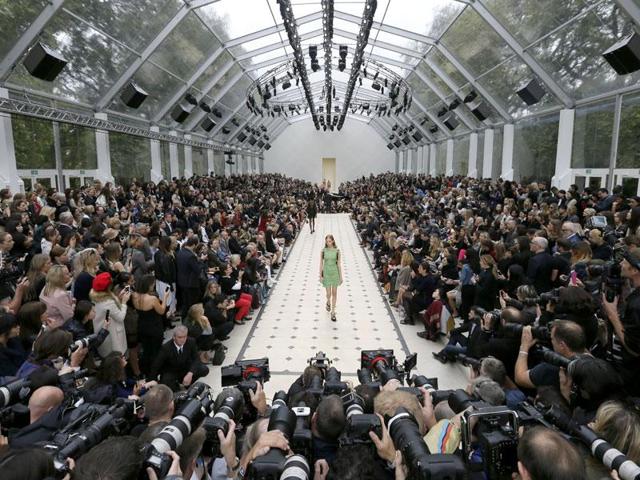 The display of Burberry Prorsum’s spring 2016 collection was also a miniature concert. So many people! 