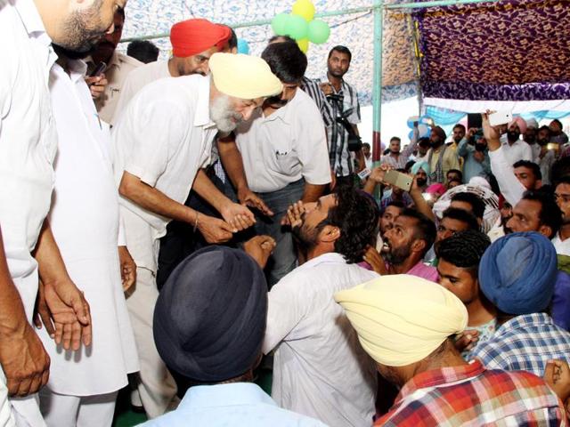 A farmer arguing with Akali MP Balwinder Singh Bhunder (left) during the kisan mela in Bathinda on Tuesday. (Sanjeev Kumar/HT) A farmer arguing with Akali MP Balwinder Singh Bhunder (left) during the kisan mela in Bathinda on Tuesday. (Sanjeev Kumar/HT)
