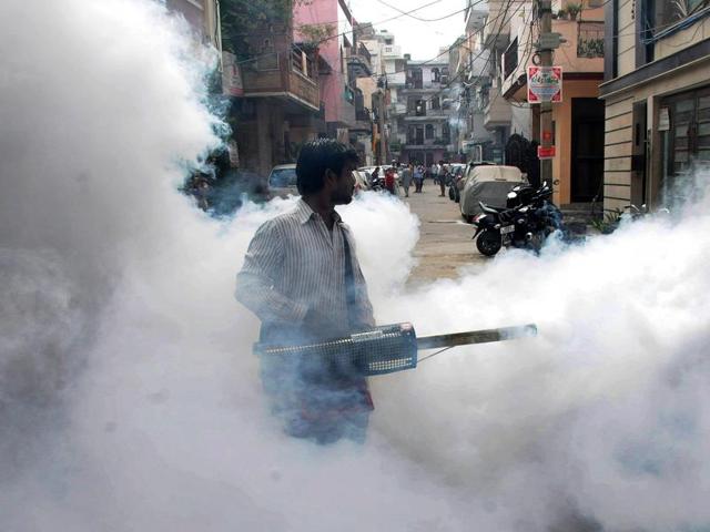 Transmitted from pigs and wild birds to mosquitoes, JE can lead to severe neurological defects by affecting the central nervous system, leading to tremors and paralysis in humans, said doctors. (HT Photo) Transmitted from pigs and wild birds to mosquitoes, JE can lead to severe neurological defects by affecting the central nervous system, leading to tremors and paralysis in humans, said doctors. (HT Photo)