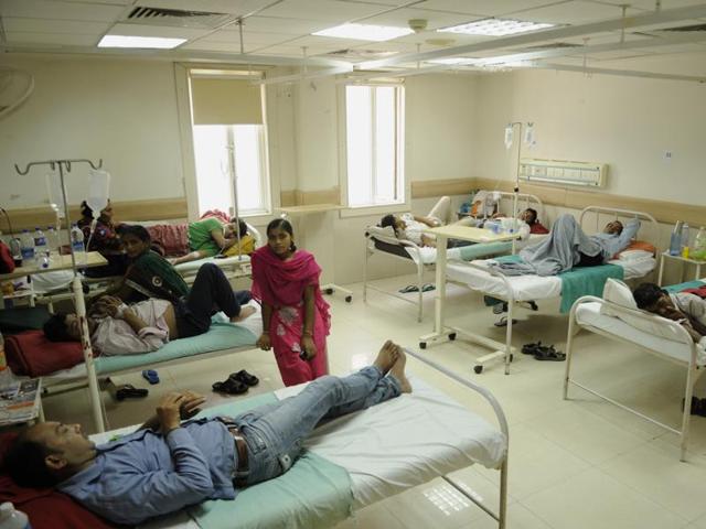 Twenty more patients tested positive for dengue at the district hospital in Noida’s Sector 30 on Tuesday. (Burhaan Kinu/HT photo) Twenty more patients tested positive for dengue at the district hospital in Noida’s Sector 30 on Tuesday. (Burhaan Kinu/HT photo)