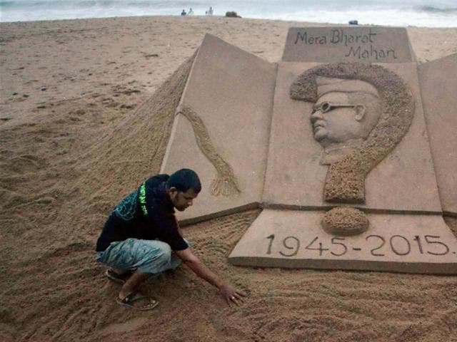 Puri’s famed sand artist Sudarsan Pattnaik creates a sculpture of Netaji Subash Chandra Bose. The freedom fighter’s fate has been a source of mystery.(PTI)