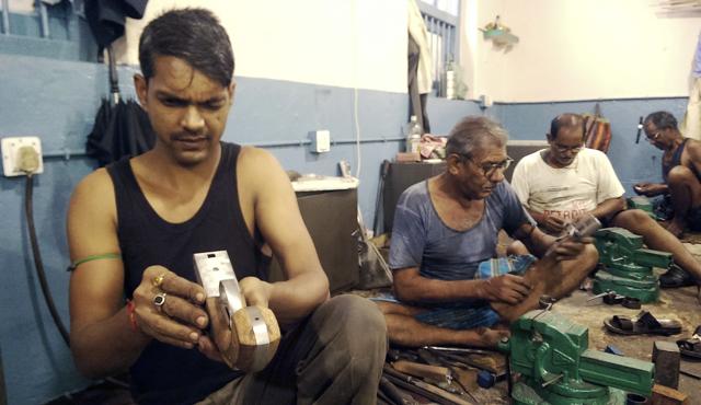 Traditional gun makers making guns in the Munger Gun factory, Bihar.(Parwaz Khan/HT Photo) Traditional gun makers making guns in the Munger Gun factory, Bihar.(Parwaz Khan/HT Photo)
