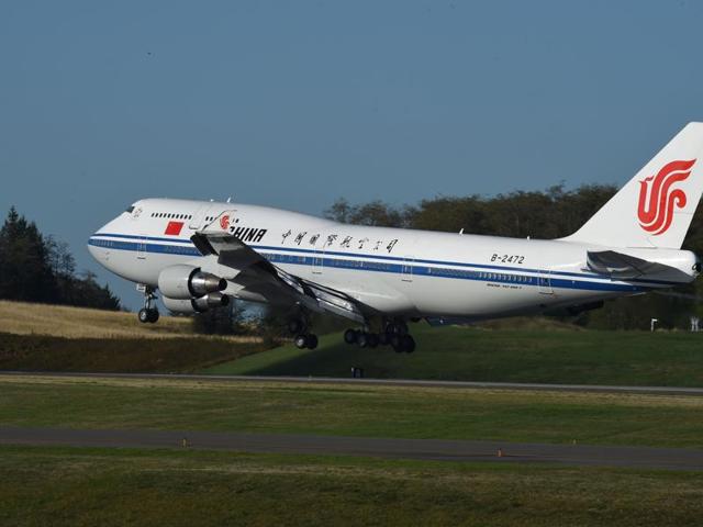Chinese President Xi Jinping arrives on a Air China Boeing 747-400. Xinua reports that Boeing has signed deals to sell 300 aircraft to Chinese firms. (AFP Photo) Chinese President Xi Jinping arrives on a Air China Boeing 747-400. Xinua reports that Boeing has signed deals to sell 300 aircraft to Chinese firms. (AFP Photo)