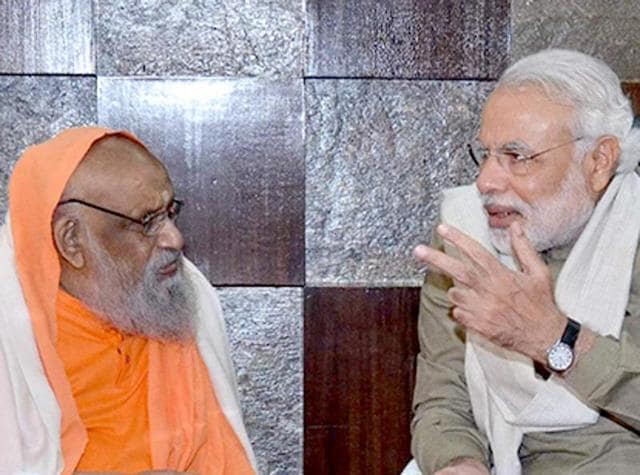 Prime Minister Narendra Modi with his spiritual guru Dayanand Saraswati.(Photo: www.narendramodi.in)