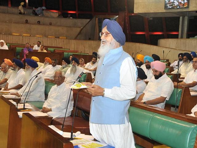 Punjab chief minister Parkash Singh Badal addressing the Vidhan Sabha on the last day of it’s session in Chandigarh on Thursday. (Ravi Kumar/HT Photo)