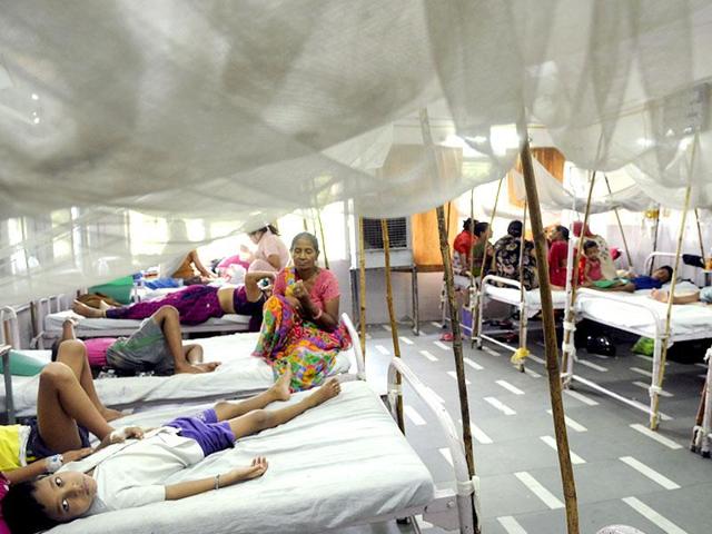 A view of Hindu Rao Hospital's dengue ward. Dengue continues to be rampant in New Delhi. (Saumya Khandelwal/ HT Photo)