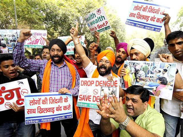 Akali Dal protest against the Delhi government over the outbreak of dengue in the Capital, at Jantar Mantar. (Ravi Choudhary/ HT Photo)