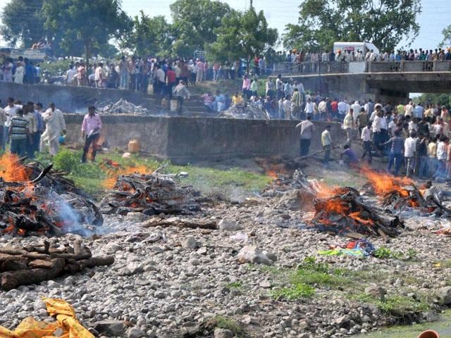 Bodies of victims of an explosion are cremated by the banks of the Pampawati River in Petlawad in Jhabua on Saturday. (PTI Photo)