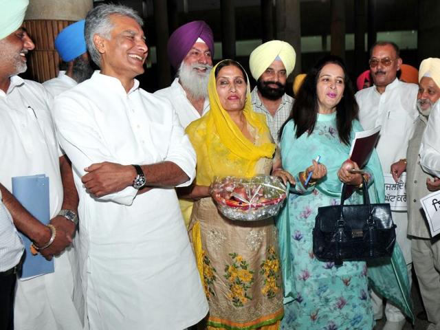 BJP MLA Navjot Kaur Sidhu interacting with Congress leaders during the Congress protest outside the Vidhan Sabha in Chandigarh on Thursday. (Ravi Kumar/HT Photo)