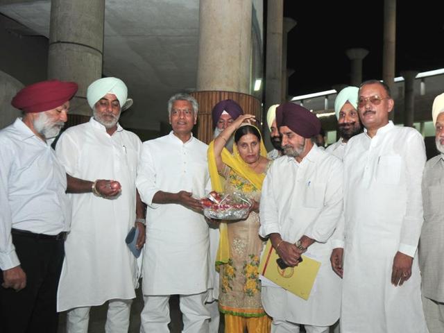 Congress leader Sunil Jakhar along with other leaders protest with onions outside the Vidhan Sabha hall in Chandigarh on Thursday. (Ravi Kumar/HT Photo)