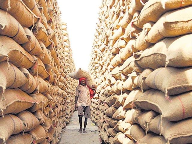 Chief minister Raghubar Das will launch the scheme at a function in Ranchi on Friday and distribution of subsidized foodgrain will start from October 1, said state food and public distribution minister Saryu Rai.(HT file photo)
