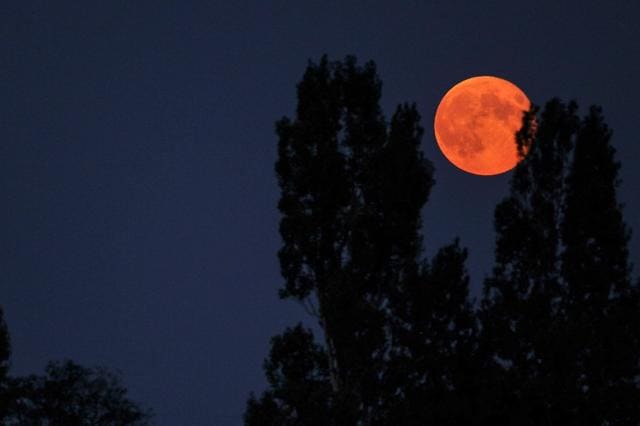 A supermoon is seen on September 9, 2014 from the French city of Luynes. A supermoon happens when a full moon coincides with the its closest approach to the Earth. (AFP File Photo) A supermoon is seen on September 9, 2014 from the French city of Luynes. A supermoon happens when a full moon coincides with the its closest approach to the Earth. (AFP File Photo)