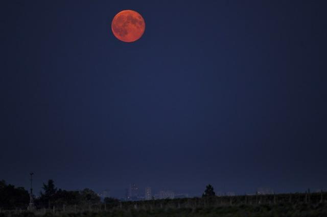 A supermoon, seen on September 9, 2014 from the central French city of Luynes. (AFP File Photo) A supermoon, seen on September 9, 2014 from the central French city of Luynes. (AFP File Photo)