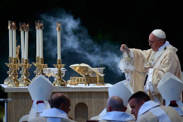 Pope Francis celebrates the canonization Mass for Junipero Serra on the East Portico of the Basilica of the National Shrine of the Immaculate Conception. This is the first-ever canonization by a pope on US soil. (AFP) Pope Francis celebrates the canonization Mass for Junipero Serra on the East Portico of the Basilica of the National Shrine of the Immaculate Conception. This is the first-ever canonization by a pope on US soil. (AFP)