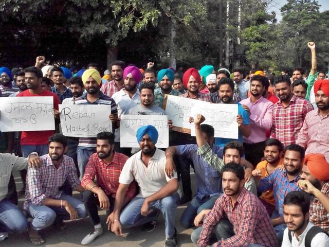 Students protesting at PAU in Ludhiana on Thursday. (Sikander Singh Chopra/HT Photo) Students protesting at PAU in Ludhiana on Thursday. (Sikander Singh Chopra/HT Photo)