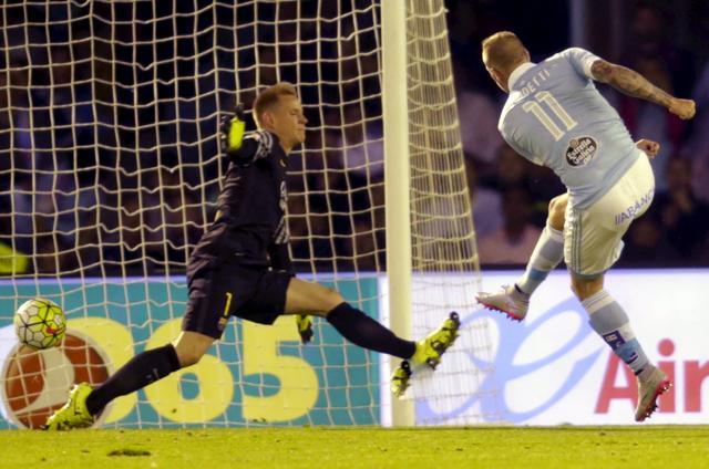 Celta Vigo's John Guidetti, right, scores the team’s fourth goal against Barcelona goalkeeper Marc-Andre ter Stegen. (Reuters Photo) Celta Vigo's John Guidetti, right, scores the team’s fourth goal against Barcelona goalkeeper Marc-Andre ter Stegen. (Reuters Photo)