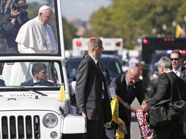 A child reaches for Pope Francis with a letter during a parade on September 23, 2015, in Washington, DC. (AFP Photo) A child reaches for Pope Francis with a letter during a parade on September 23, 2015, in Washington, DC. (AFP Photo)