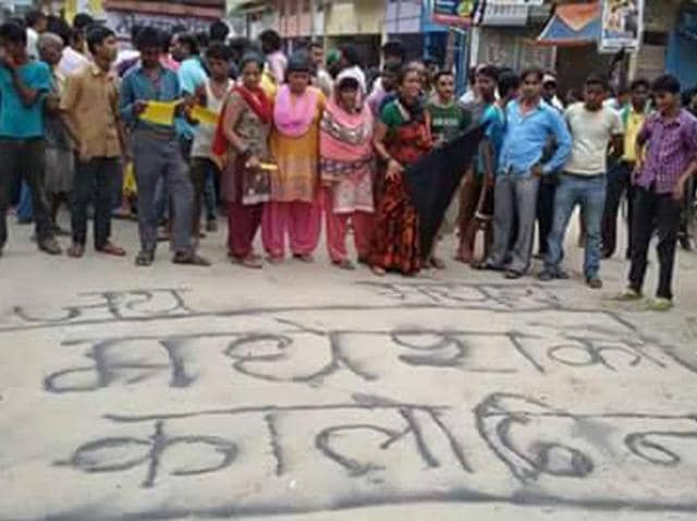 Madheshi people stand near a street of Banke district as they protest against the new constitution of Nepal .(Maniram Sharma/HT Photo)