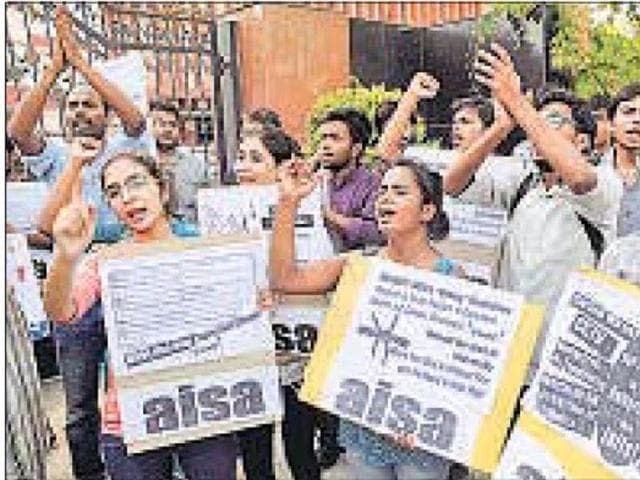 A group of students from DU and JNU protested in front of the UGC office on Shahjahan Road on Thursday. (HT photo) A group of students from DU and JNU protested in front of the UGC office on Shahjahan Road on Thursday. (HT photo)