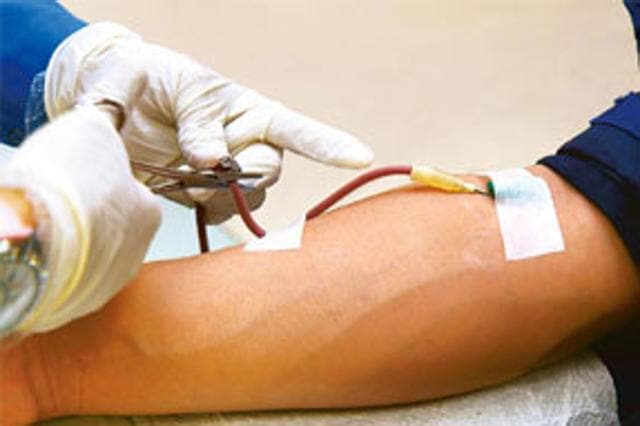 NACO guidelines state that the blood bank has to provide refreshment of at least Rs 50 to the blood donors soon after donating blood at the blood bank. (Livemint Photo) NACO guidelines state that the blood bank has to provide refreshment of at least Rs 50 to the blood donors soon after donating blood at the blood bank. (Livemint Photo)