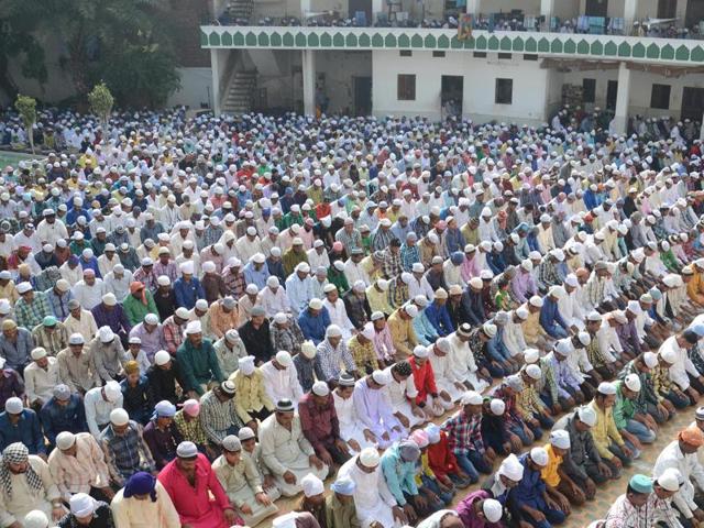 Muslims offer prayers on the occasion of Eid-ul-Adha at Jama Masjid Khairuddin Mosque in Amritsar on Friday. (Sameer Sehgal / HT)