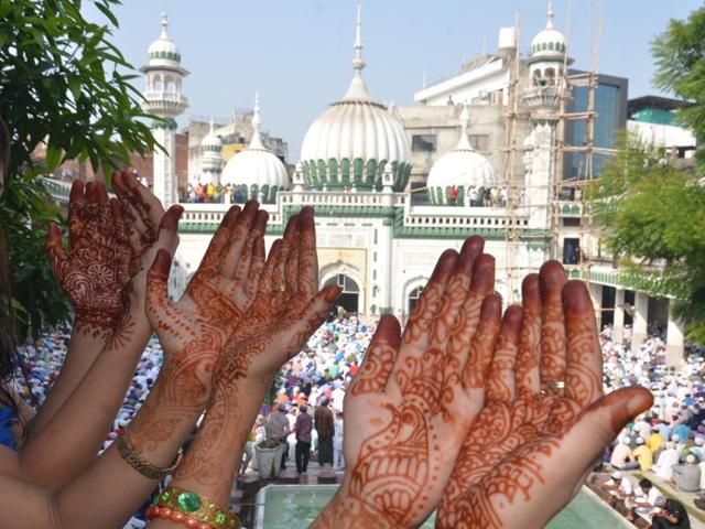 Muslims girls offer prayers on the occasion of Eid-ul-Adha at Jama Masjid Khairuddin Mosque in Amritsar on Friday. (Sameer Sehgal / HT)