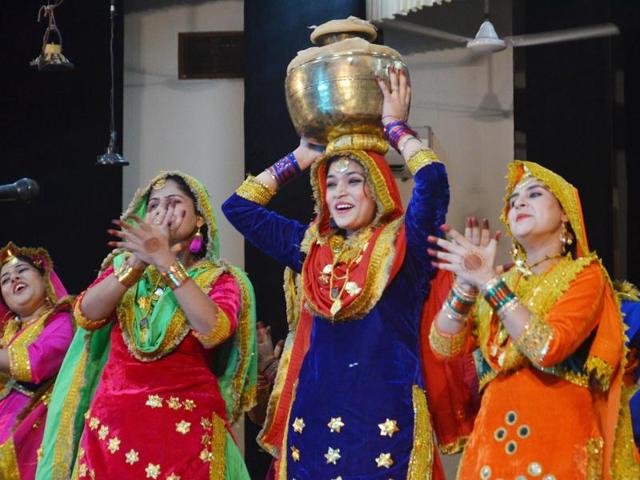Girls perform Gidha during Zonal Youth Festival  at Guru Nanak Dev University in Amritsar on Friday. (Sameer sehgal/HT ) 