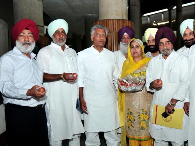 Congress leader Sunil Jakhar along with other party leaders protesting the Punjab Vidhan Sabha on Thursday. (Ravi Kumar/ HT) Congress leader Sunil Jakhar along with other party leaders protesting the Punjab Vidhan Sabha on Thursday. (Ravi Kumar/ HT)
