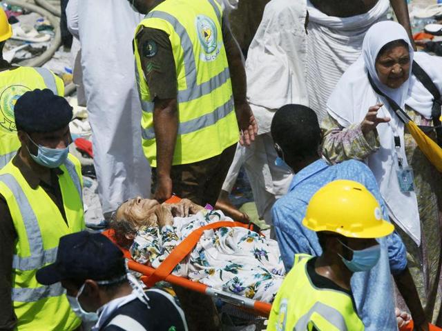 Members of the Saudi emergency services move among the bodies of those killed in a stampede as pilgrims look on, in the Mina neighborhood of Mecca, Saudi Arabia. (EPA Photo) Members of the Saudi emergency services move among the bodies of those killed in a stampede as pilgrims look on, in the Mina neighborhood of Mecca, Saudi Arabia. (EPA Photo)
