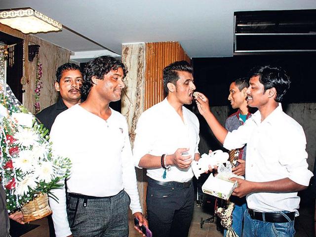 Sonu Nigam celebrates his birthday with fans in Mumbai. (Photo: Shakti Yadav)