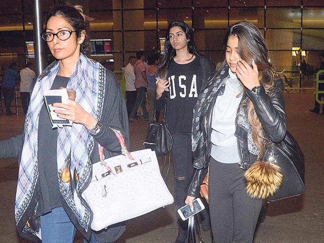 Sridevi, along with daughters Jhanvi Kapoor and Khushi Kapoor spotted at the Mumbai airport. Sridevi completely ignored the shutterbugs present. (Photo: Yogen Shah)