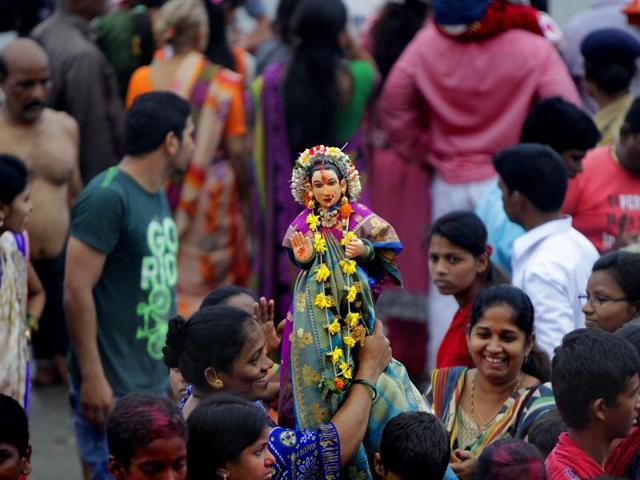 Devotes at the Ganesh-Gauri visrajan at Shivaji Park in Mumbai. (Kalpak Pathak/HT photo)