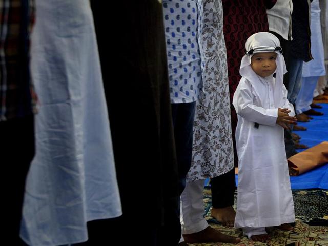 A young devotee offers Eid al-Adha prayers at Bandra in Mumbai. (Kalpak Pathak/HT photo)