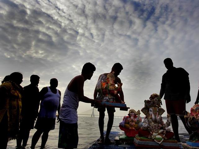 Devotees immerse the Ganesh idols on the day of visarjan at Shivaji Park, Dadar in Mumbai (Kalpak Pathak/HT photo)