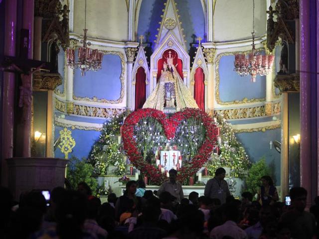 Devotees visited Mount Mary church in Bandra on the last day of the annual fair in Mumbai. (Pratham Gokhale/HT photo)
