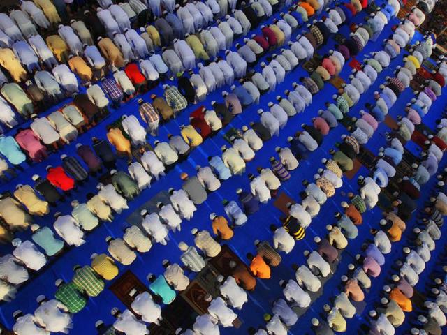 Devotees offer Eid-al-Adha prayers at Bandra in Mumbai. Muslims across the world celebrated the annual festival of Eid al-Adha, or the Festival of Sacrifice, which marks the end of the Hajj pilgrimage to Mecca and in commemoration of Prophet Abraham's readiness to sacrifice his son to show obedience to God. (Kalpak Pathak/HT photo)