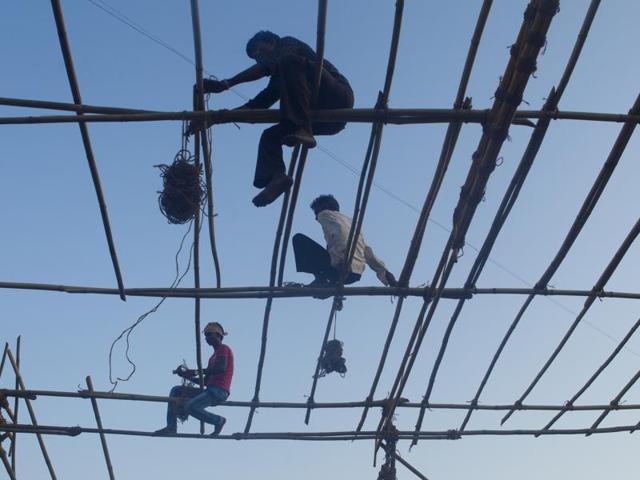 Workers prepare a temporary tent for prayers ahead of Eid-ul-Adha in Mumbai. (Satish Bate/HT photo)
