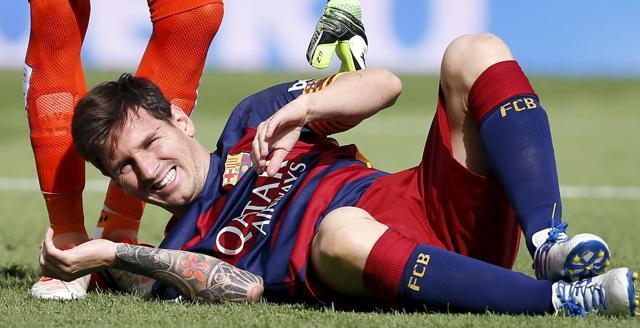 Barcelona's Lionel Messi grimaces as he lies on the pitch after injuring his left knee during the La Liga match against Las Palmas at Camp Nou stadium in Barcelona, Spain, onSeptember 26, 2015. (Reuters Photo)