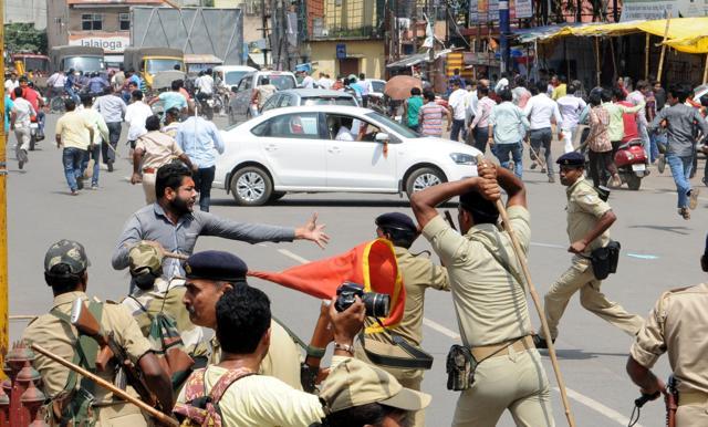 Police clash with protesters after violence between two communities in Ranchi. (Diwakar Prasad (HT photo))